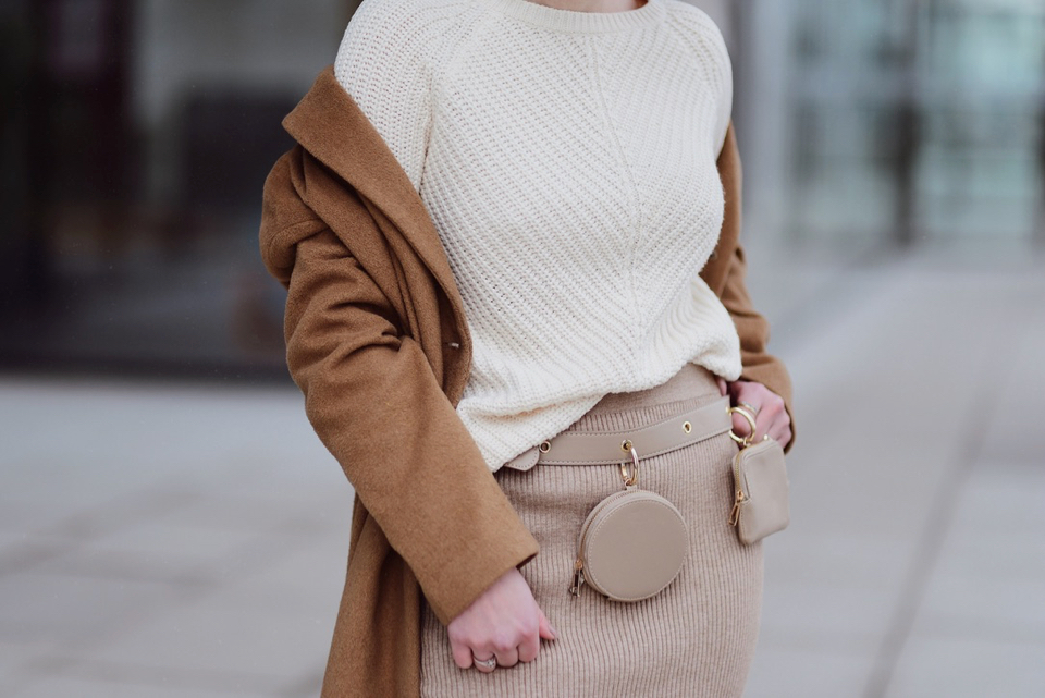 spódnica-z-prążkowanej-dzianiny-ołówkowa-swetrowa-spódnica-stylizacje-jak-nosić-do-czego-nosić-stylizacja-pasek-z-saszetkami-z-torebeczkami