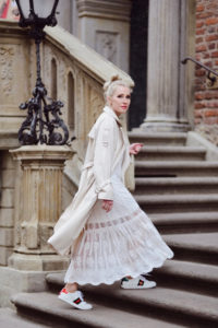 buty-gucci-ace-białe-z-pszczołą-stylizacja-moda-uliczna-street-style-street-fashion