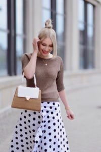 spódnica-w-groszki-w-grochy-stylizacja-stylizacje-jak-nosić-do-czego-nosić-co-na-górę