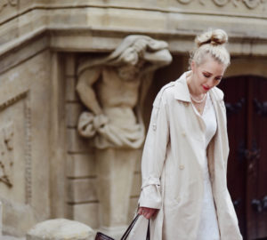biała-sukienka-i-trencz-stylizacja-moda-uliczna-street-style-street-fashion