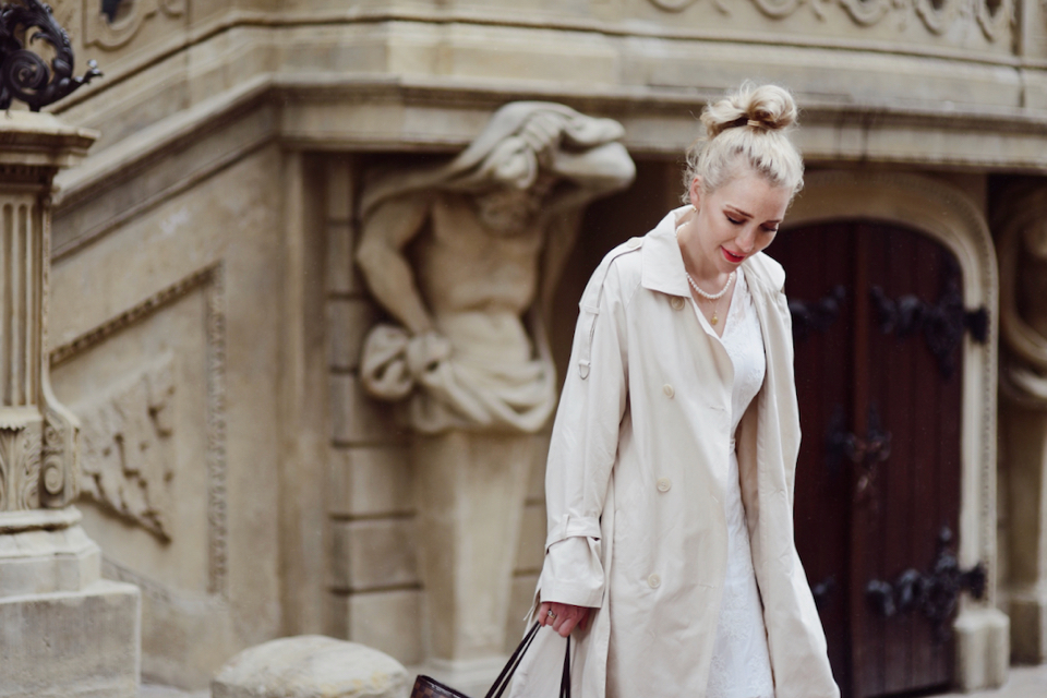 biała-sukienka-i-trencz-stylizacja-moda-uliczna-street-style-street-fashion