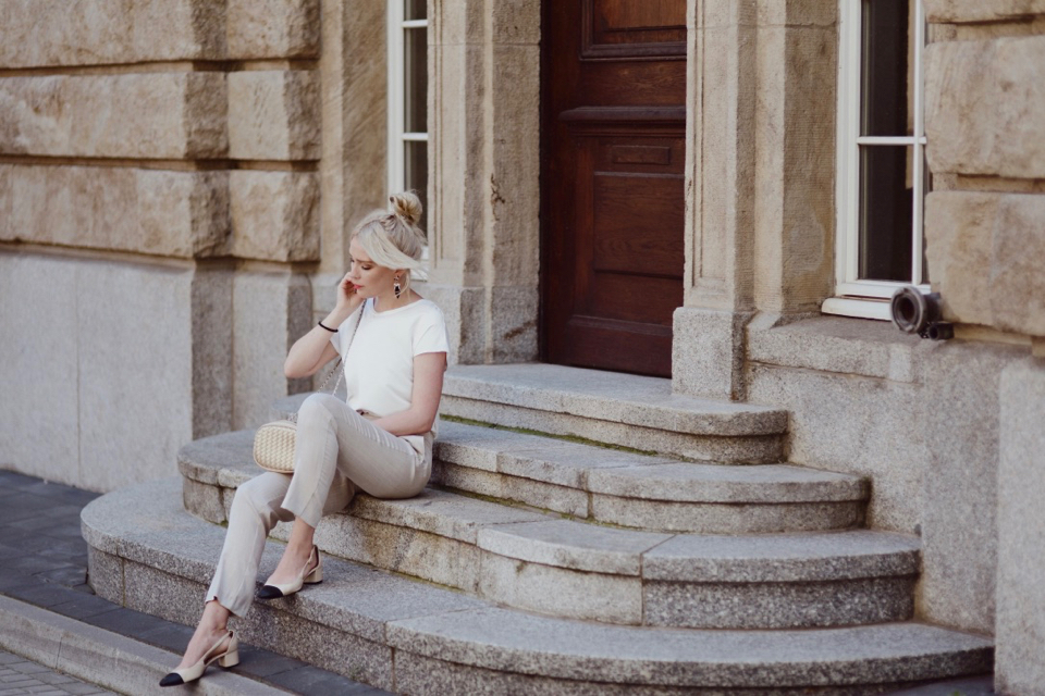 stylizacja-quiosque-letni-strój-do-pracy-beżowy-garnitur-pleciona-torebka