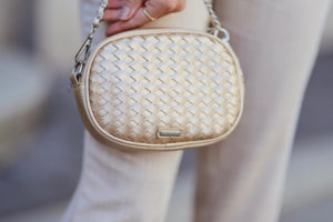 stylizacja-quiosque-letni-strój-do-pracy-beżowy-garnitur-pleciona-torebka