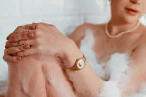 biżuteria-apart-sygnet-zegarek-bergstern-sesja-w-wannie-w-pianie-perły-naszyjnik-moneta