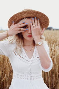 sesja-w-zbożu-okolice-biała-sukienka-słomkowy-kapelusz-kanotier-biżuteria-z-monetami-elixa-apart