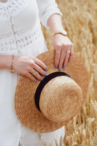 sesja-w-zbożu-okolice-biała-sukienka-słomkowy-kapelusz-kanotier-biżuteria-z-monetami-elixa-apart