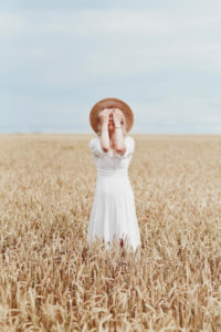 sesja-w-zbożu-okolice-biała-sukienka-słomkowy-kapelusz-kanotier-biżuteria-z-monetami-elixa-apart