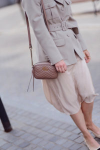 marynarka-do-sukienki-jak-nosić-czy-pasuje-stylizacja-gdańsk-blog-o-modzie