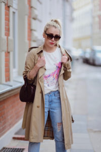 biała koszulka quiosque płaszcz burberry jeansy z dziurami wiązana na jeansach buty stylizacja blog o modzie