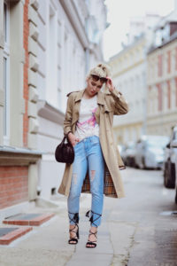 biała koszulka quiosque płaszcz burberry jeansy z dziurami wiązana na jeansach buty stylizacja blog o modzie