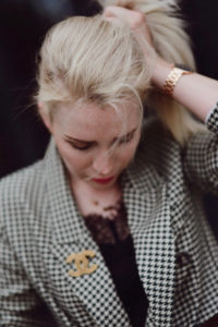 wzorzysta-marynarka-w-eleganckiej- stylizacji-broszka-chanel-nerka-stylizacja-blog-o-modzie