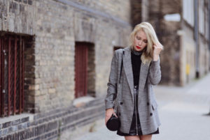 krótka-skórzana-spódnica-jak-nosić-stylizacje-stylizacja