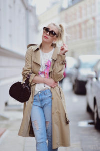 biała koszulka quiosque płaszcz burberry jeansy z dziurami wiązana na jeansach buty stylizacja blog o modzie