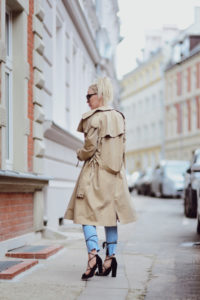 biała koszulka quiosque płaszcz burberry jeansy z dziurami wiązana na jeansach buty stylizacja blog o modzie