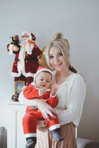 świąteczna sesja z dzieckiem mały święty mikołaj