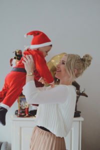 świąteczna sesja z dzieckiem mały święty mikołaj