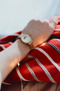 świąteczna sesja z dzieckiem mały święty mikołaj