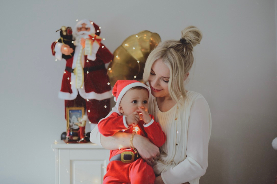 świąteczna sesja z dzieckiem mały święty mikołaj