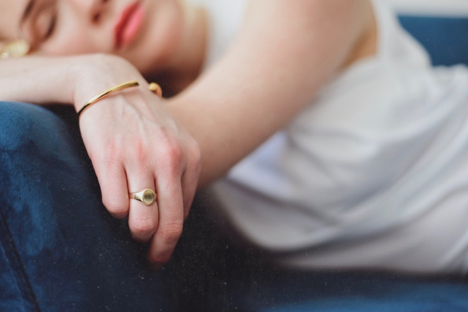 stylizacja po domu bluzka z zarysowanymi ramionami jeansy o prostym kroju biżuteria apart