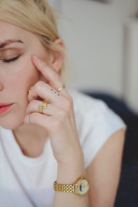 stylizacja po domu bluzka z zarysowanymi ramionami jeansy o prostym kroju biżuteria apart