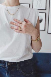 stylizacja po domu bluzka z zarysowanymi ramionami jeansy o prostym kroju biżuteria apart