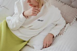 biżuteria-apart-elixa-neonowa-spódnica-biała-bluza-stylizacja