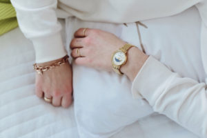 biżuteria-apart-elixa-neonowa-spódnica-biała-bluza-stylizacja