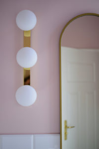 różowa-łazienka-inspiracje-w-stylu-art-deco-czarujący-kwarc-magnat