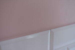 różowa-łazienka-inspiracje-w-stylu-art-deco-czarujący-kwarc-magnat