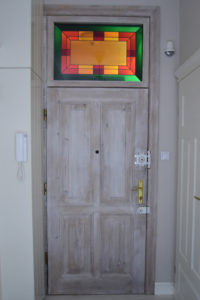 drzwi w kamienicy z witrażem