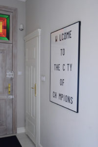 szare ściany w korytarzu