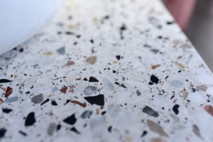 ŁAZIENKA - RÓŻOWE ŚCIANY, ZŁOTE DODATKI, LASTRYKO, SZARA SZAFKA - ART DECO