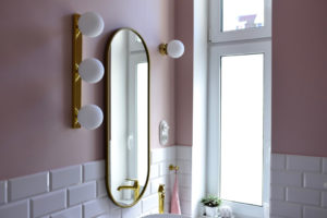 ŁAZIENKA - RÓŻOWE ŚCIANY, ZŁOTE DODATKI, LASTRYKO, SZARA SZAFKA - ART DECO