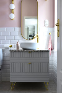 ŁAZIENKA - RÓŻOWE ŚCIANY, ZŁOTE DODATKI, LASTRYKO, SZARA SZAFKA - ART DECO