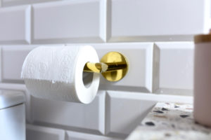 ŁAZIENKA - RÓŻOWE ŚCIANY, ZŁOTE DODATKI, LASTRYKO, SZARA SZAFKA - ART DECO