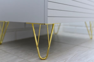 ŁAZIENKA - RÓŻOWE ŚCIANY, ZŁOTE DODATKI, LASTRYKO, SZARA SZAFKA - ART DECO