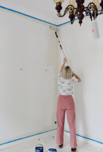 beżowa sypialnia okrągłe lustro ratanowe czarne łóżko inspiracje - 1 (1)