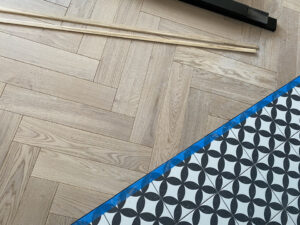 łączenie podłogi z kaflami sikaflex - 1