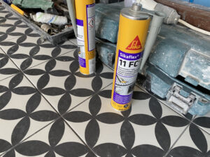 łączenie podłogi z kaflami sikaflex - 1